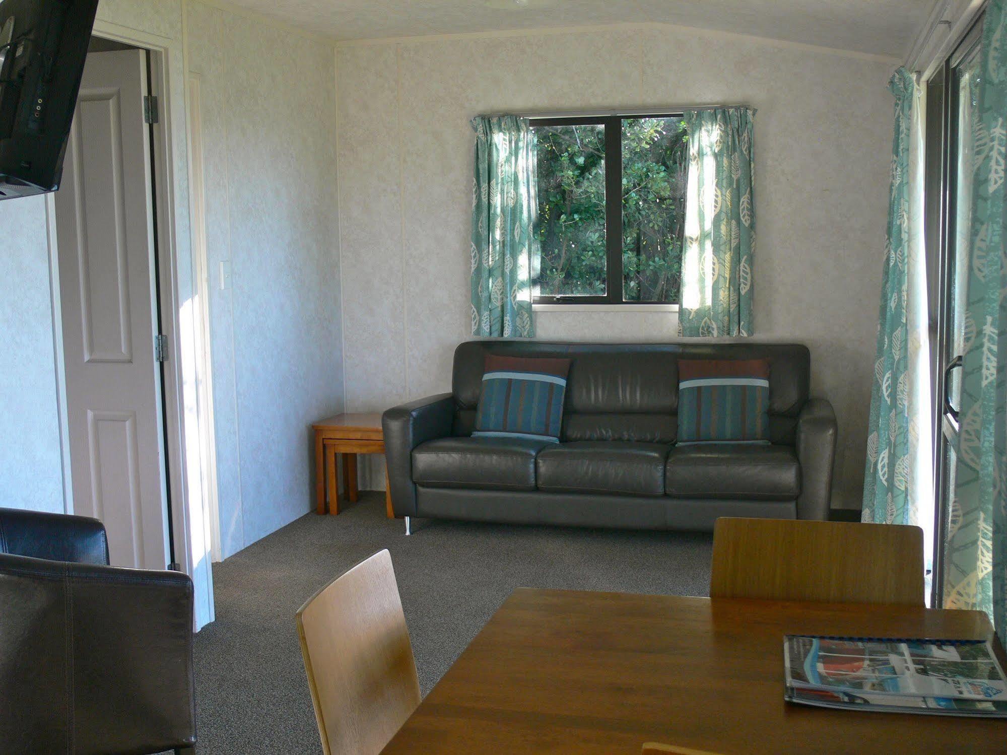 Oakura Beach Holiday Park Exteriör bild